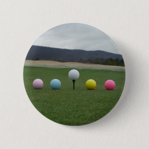 Badge Rond 5 Cm Ballons de golf aux couleurs vives sur une montagn
