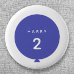 Badge Rond 5 Cm Balloon moderne | Bleu Anniversaire Nom de la fête<br><div class="desc">Un badge d'anniversaire simple, élégant et amusant avec votre texte personnalisé "<name>" et "<age>" dans la typographie moderne en blanc immaculé sur un design simple ballon rond en bleu royal avec une chaîne gris droit dans un style "Scandi" scandinave minimaliste. Ajoutez le nom et l'âge d'un être cher pour un...</div>