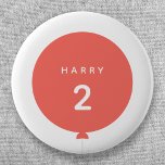 Badge Rond 5 Cm Balloon moderne | Coral rose Anniversaire Age de l<br><div class="desc">badge d'anniversaire simple, élégant et amusant avec votre personnage "<name>" et "<age>" texte dans la typographie moderne en blanc immaculé sur un design simple ballon rond en rose corail avec une chaîne gris droit dans un style "Scandi" scandinave minimaliste. Ajoutez le nom et l'âge d'un être cher pour un badge...</div>