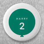 Badge Rond 5 Cm Balloon moderne | Green Birday Party Nom de l'enfa<br><div class="desc">badge d'anniversaire simple, élégant et amusant avec votre texte personnalisé "<name>" et "<age>" dans la typographie moderne en blanc immaculé sur un design simple ballon rond en vert éclatant avec une chaîne gris droit dans un style "Scandi" scandinave minimaliste. Ajoutez le nom et l'âge d'un être cher pour un badge...</div>