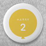 Badge Rond 5 Cm Balloon moderne | Jaune Anniversaire Fête Mignonne<br><div class="desc">badge d'anniversaire simple, élégant et amusant avec votre personnage "<name>" et "<age>" texte dans la typographie moderne en blanc immaculé sur un design simple ballon rond en jaune soleil avec une chaîne gris droit dans un style "Scandi" scandinave minimaliste. Ajoutez le nom et l'âge d'un être cher pour un badge...</div>