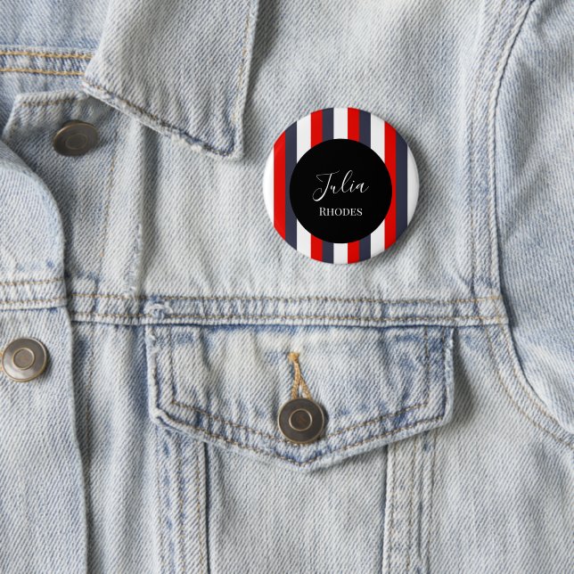 Badge Rond 5 Cm Bandes rouges, blanches et bleues nom personnalisé (En situation)