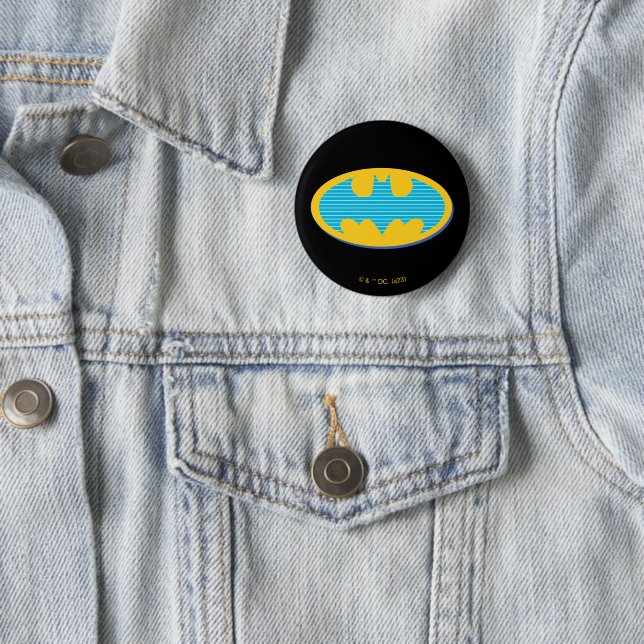 Badge Rond 5 Cm Batman | Symbole Cyan Stripes (En situation)
