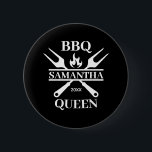 Badge Rond 5 Cm BBQ Funny Barbecue personnalisé Queen Apron Cuttin<br><div class="desc">Funny BBBQ Grill Master Barbecue personnalisé Meilleur</div>