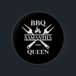 Badge Rond 5 Cm BBQ Funny Barbecue personnalisé Queen Apron Cuttin<br><div class="desc">Funny BBBQ Grill Master Barbecue personnalisé Meilleur</div>