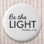 Badge Rond 5 Cm Be the Light | Matthew 5:14 Bible Verse Christian<br><div class="desc">Simple,  stylish christian scripture quote art design with bible fraîche "Be the Light - Matthew 5:14" in moderne minimalist typography in off black. This trendy,  design contemporain et forfaitaire,  est l'expression parfaite du don et du fashion. | #christian #spiritualité #scripture #forfaitaire #bible #jesus #bethelight #</div>