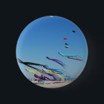 Badge Rond 5 Cm Beaucoup de cerfs-volants multi de couleur<br><div class="desc">Beaucoup de cerfs-volants multi de couleur dans le ciel au-dessus de Wrightsville échouent,  la Caroline du Nord au festival de cerf-volant de crainte de cap.</div>