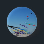 Badge Rond 5 Cm Beaucoup de cerfs-volants multi de couleur<br><div class="desc">Beaucoup de cerfs-volants multi de couleur dans le ciel au-dessus de Wrightsville échouent,  la Caroline du Nord au festival de cerf-volant de crainte de cap.</div>