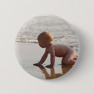 Badge Rond 5 Cm Bébé jouant dans le sable sur la plage
