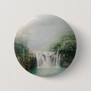 Badge Rond 5 Cm Belle cascade dans une forêt verdoyante