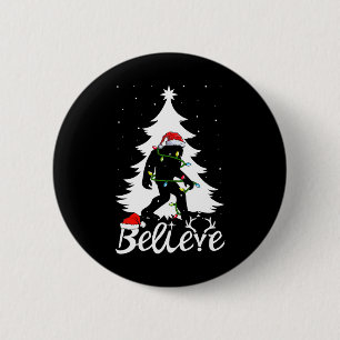 Badge Rond 5 Cm Bigfoot portant Noël Arbre Sasquatch Croyant