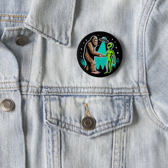 Badge Rond 5 Cm Bigfoot rencontre un Alien (En situation)