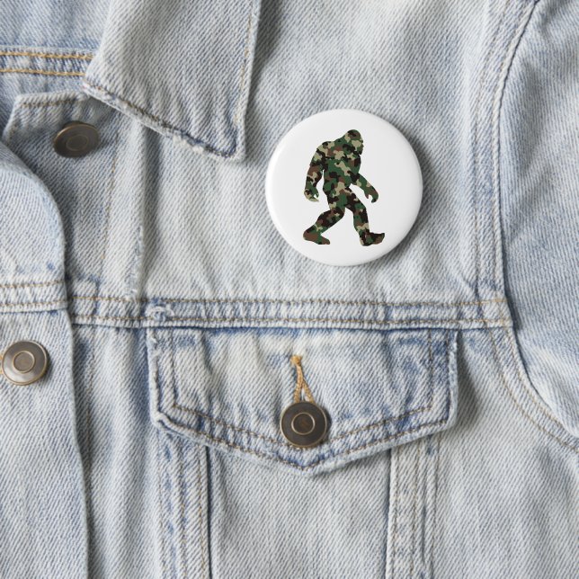 Badge Rond 5 Cm Bigfoot Sasquatch Camo    (En situation)