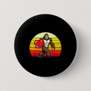 Badge Rond 5 Cm Bigfoot tenant un cœur pour la Saint-Valentin Sasq