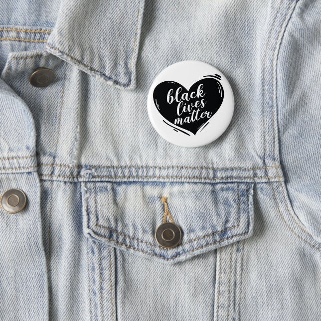Badge Rond 5 Cm Black Lives Matter Heart Button (En situation)