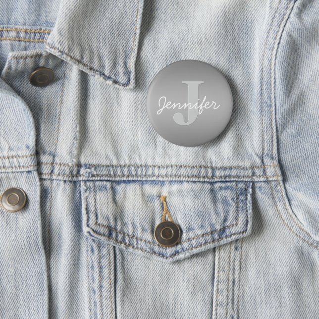 Badge Rond 5 Cm Blanc Cursive & Monogramme Gris | Couleurs Modifia (En situation)