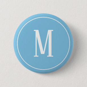 Badge Rond 5 Cm Blanc de monogramme sur le bouton rond bleu-clair