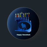 Badge Rond 5 Cm Bleu brillant Chanukkah Menorah<br><div class="desc">Une menorah moderne,  métallique,  bleue de Chanukkah,  avec un lion en silhouette,  contre un arrière - plan sombre et nocturne. Les neuf bougies sont allumées. Le texte "Happy Hanoukka" apparaît également en bleu et blanc brillant.</div>