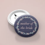 Badge Rond 5 Cm Bleu de minuit, Blush et Sage Mère de la mariée<br><div class="desc">Identifiez les joueurs clés de votre douche nuptiale avec nos boutons floraux élégants et doucement chics. Design présente un arrière - plan bleu nuit et une couronne de fleurs rose pâle et de feuilles verts sauge,  et "Mère de la Mariée" en coordonnant le lettrage italique rose pastel.</div>