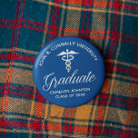 Badge Rond 5 Cm Blue Médicale School Graduation Party Keepsaké<br><div class="desc">Ce bouton classique bleu personnalisé de remise des diplômes de l'école de médecine propose de la typographie blanche sous un caducée médical et votre nom de collège pour la classe de 2025. Customisez avec votre année de graduation sous l'élégante calligraphie pour une étiquette de nom universitaire ou un cadeau pour...</div>