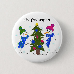 Badge Rond 5 Cm Bonhommes de neige décorant un sapin de Noël