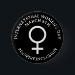 Badge Rond 5 Cm Bonne Journée internationale de la femme | Bouton<br><div class="desc">Le 8 mars est le bouton Journée internationale de la femme. Bouton pour célébrer l'égalité des femmes avec le hashtag #InspireInclusion.</div>