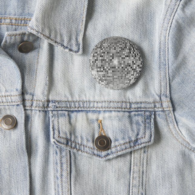 Badge Rond 5 Cm Boule disco argentée rétro - Broche à épingle scin (En situation)