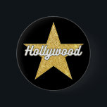 Badge Rond 5 Cm Boulevard Hollywood Script et bouton étoile<br><div class="desc">Ce script blanc et audacieux d'Hollywood, avec son style étoilé d'or faux, Hollywood Boulevard, est idéal pour tous ceux qui s'intéressent à la ville qui est devenue synonyme de glamour et de divertissement. Symbole du cinéma et du divertissement, Hollywood abrite des studios de cinéma, des clubs de comédie improvisée, des...</div>