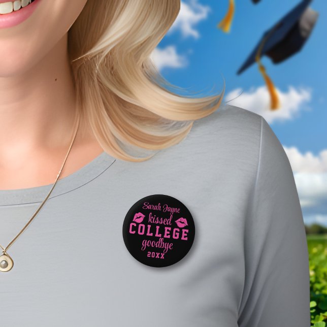 Badge Rond 5 Cm Bouton Année de fin d'études du Kiss College (Kissed college goodbye? Just add your name and class year!)