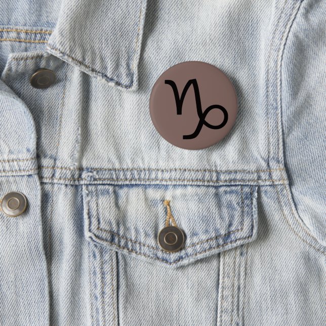 Badge Rond 5 Cm Bouton Capricorne (En situation)