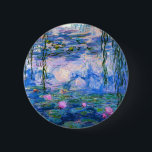 Badge Rond 5 Cm Bouton de nénuphars de Monet<br><div class="desc">Bouton de nénuphars de Monet. Peinture à l'huile sur la toile à partir de 1916. Monet a peint son étang célèbre de nénuphar d'une manière obsédante pendant les années finales de sa carrière, tirant l'inspiration de la lumière du soleil et son effet changeant sur l'eau et les fleurs et le...</div>