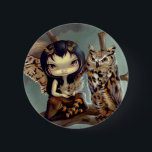 Badge Rond 5 Cm Bouton de "Owlyn"<br><div class="desc">Peu d'Owlyn est une fée de hibou, s'asseyant sur une branche avec son grand ami de hibou à cornes. La coiffure et les ailes d'Owlyn assortissent cela de son gardien de hibou. Elle est adorable, avec de grands yeux oranges - quel cutie ! Elle berce une belle plume de hibou...</div>