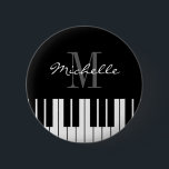 Badge Rond 5 Cm Bouton d'insigne de nom personnalisé avec touches<br><div class="desc">Bouton d'insigne de nom personnalisé avec touches de piano. Design élégant de typographie noir et blanc pour pianiste, pianiste, professeur de musique, instructeur, musicien etc. Conception d'instrument de musique classique avec nom ou monogramme. Amusement pour cocktail, bachelorette, mariage, anniversaire, concert, événement d'entreprise, etc. Aussi agréable comme la faveur du parti....</div>