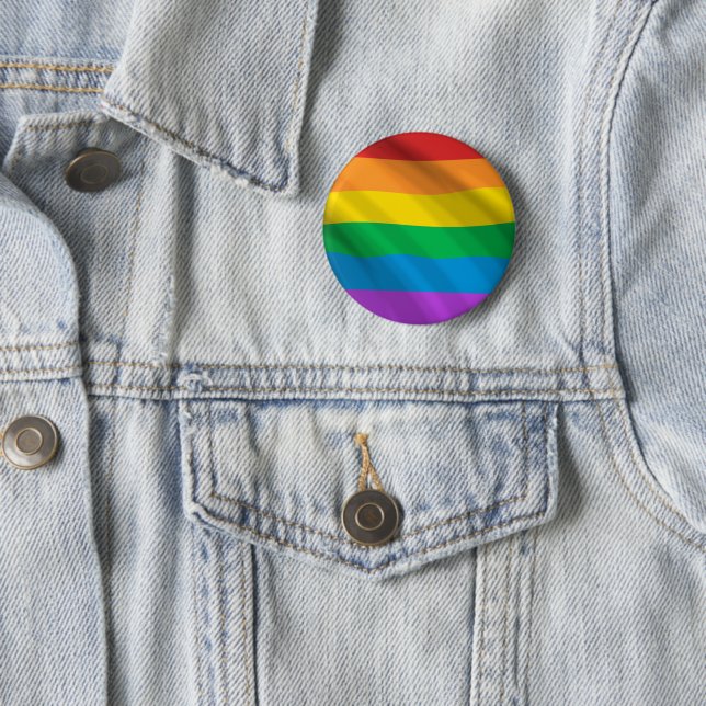 Badge Rond 5 Cm Bouton drapeau LGBT Arc-en-ciel | Pinback de drape (En situation)