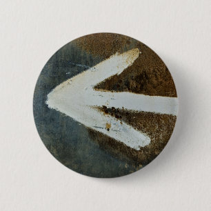 Badge Rond 5 Cm Bouton Flèche blanche