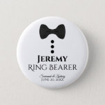 Badge Rond 5 Cm Bouton Mariage du porteur de bague Nom Balise<br><div class="desc">Ces boutons amusants sont conçus comme des cadeaux pour votre porteur de bague. Parfait pour les identifier lors d'un dîner de wedding shower ou de répétition. Les boutons comportent une image de cravate noire avec trois boutons. Le texte dit "Ring Bearer" et a un espace pour entrer son nom ainsi...</div>
