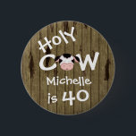Badge Rond 5 Cm Bouton Personnalisé Funny Holy Cow 40th Birthday<br><div class="desc">Personnalisé Humoristrait Vache Sainte Quelqu'un a 40 Bouton d'anniversaire avec Arrière - plan en bois Faux Barn.*</div>