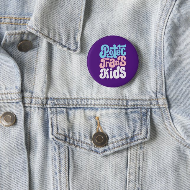 Badge Rond 5 Cm Bouton Protéger les enfants trans (En situation)
