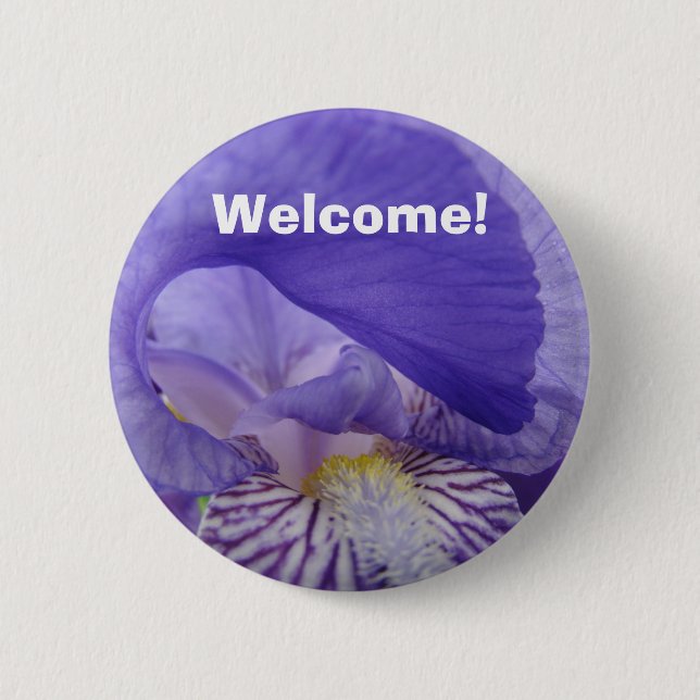 Badge Rond 5 Cm BOUTONS Fleurs d'Iris Violet BIENVENUE ! (Devant)