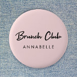 Badge Rond 5 Cm Brunch Club | Nom rose moderne manuscrit<br><div class="desc">Simple et élégant "Brunch Club" devis personnalisé design d'art dans la typographie manuscrite minimaliste moderne et un champ de nom personnalisé pour ajouter votre nom ou les noms de vos amis brunch comme un joli set ou un cadeau assorti! On dit que le brunch est né en Angleterre à la...</div>