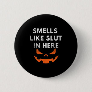 Badge Rond 5 Cm Ça sent ici, humour offensant, Funny Hallow