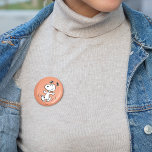 Badge Rond 5 Cm cacahuètes | Une Danse Heureuse Snoopy<br><div class="desc">Ajoutez une touche de joie à vos accessoires grâce à ce bouton amusant avec Snoopy qui joue son emblématique danse joyeuse. Parfait pour les fans de cacahuètes,  ce bouton gai apporte l'esprit ludique et positif de Snoopy où que vous alliez.</div>