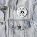 Badge Rond 5 Cm Cadeau d'anniversaire vintage personnalisé<br><div class="desc">Vous pouvez ajouter un peu d'originalité à votre collection de placards avec ce design graphique d'anniversaire classique vintage avec une police de typographie impressionnante, est une excellente idée cadeau pour les hommes, femmes, maris, femme petite amie, et un petit ami qui aimeront cette oeuvre unique. Le meilleur cadeau de vacances...</div>