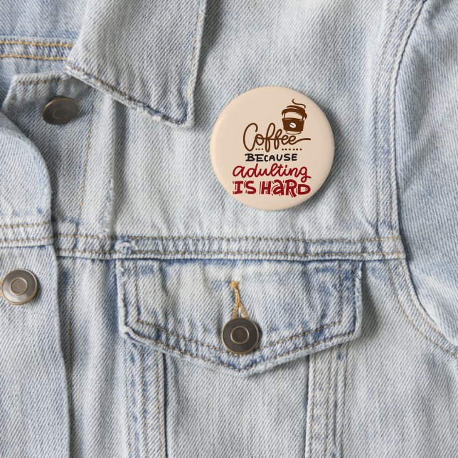Badge Rond 5 Cm Café Parce Que L'Adulte Est Dur (En situation)