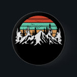 Badge Rond 5 Cm Camping extérieur Randonnée de déballage<br><div class="desc">Un Design Rétro Magnifique. Couleurs Vintages cool avec randonneur sur rocher de montagne avec couleurs de coucher de soleil rétro et silhouette d'escalade</div>