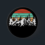 Badge Rond 5 Cm Camping extérieur Randonnée de déballage<br><div class="desc">Un Design Rétro Magnifique. Couleurs Vintages cool avec randonneur sur rocher de montagne avec couleurs de coucher de soleil rétro et silhouette d'escalade</div>
