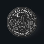 Badge Rond 5 Cm Canyon Noir Du Parc National De Gunnison<br><div class="desc">Design monoline Black Canyon. Le parc entoure une partie d'une gorge profonde aux parois abruptes taillée dans la roche précambrienne au bord de la rivière Gunnison. La faune comprend des cerfs mulets,  des wapitis et des aigles dorés.</div>