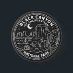 Badge Rond 5 Cm Canyon Noir Du Parc National De Gunnison<br><div class="desc">Design monoline Black Canyon. Le parc entoure une partie d'une gorge profonde aux parois abruptes taillée dans la roche précambrienne au bord de la rivière Gunnison. La faune comprend des cerfs mulets,  des wapitis et des aigles dorés.</div>
