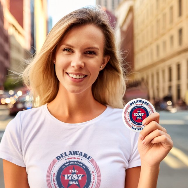 Badge Rond 5 Cm Cercle patriotique Delaware avec détails d'état (A young woman holding the Delaware Circle button designed by The American Family.)