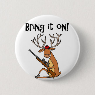 Badge Rond 5 Cm Cerfs communs drôles avec le fusil et le casquette